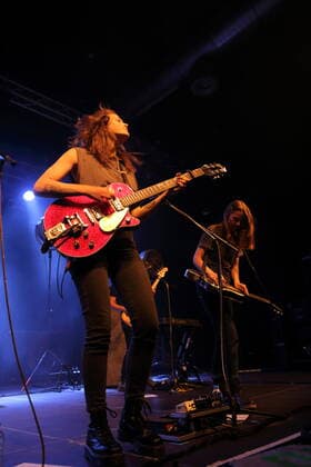 Rebecca Lovell and Megan Lovell, v l , of the band Larkin Poe at a concert at Huxleys Neue Welt in Berlin, 25 May 2022 Larkin Poe Concert Berlin