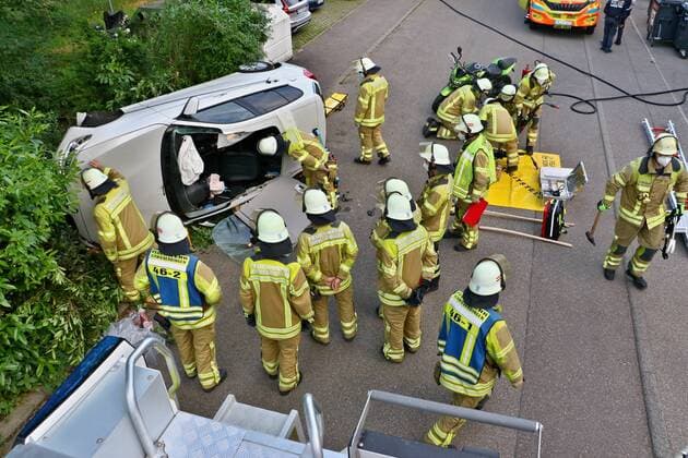 News Themen der Woche KW21 PKW nach Unfall in Seitenlage – Feuerwehr öffnet Dach mit Säbelsäge zur Patientenrettung 26.05.2022: Am heutigen Morgen kurz vor 6Uhr, wurde der Rettungsdienst sowie die Feuerwehr Schwieberdingen in die Holdergasse gerufen. Ein PKW in Seitenlage wurde beim Eintreffen vorgefunden. Eine Person noch im Fahrzeug. Mit Hilfe einer Säbelsäge, wurde ein Loch in das Dach gesägt, über diese konnte eine Patientenrettung erfolgen. Alles weitere war am Morgen noch unklar. Foto: KS-Images.de Andreas Rometsch Schwieberdingen, Holdergasse, , Baden-Württemberg Germany *** Car after accident in lateral position - fire department opens roof with reciprocating saw for patient rescue 26 05 2022 This morning shortly before 6 oclock, the rescue service as well