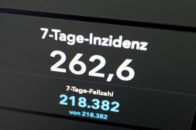RKI dashboard, 7 day incidence is now 262.6 7 day incidence, RKI dashboard on a monitor on 26 05 2022 in Siegen Germany.
