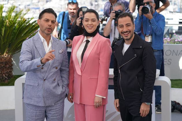 Payman Maadi (Acteur) - Taraneh Alidoosti (actrice) - Navid Mohammadzade (Acteur) CELEBRITES : 75Ã me Festival de Cannes - Photocall du film Â« Leila?s Brothers Â» - 26 05 2022 NorbertScanella Panoramic 