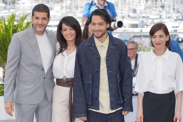 Internationale Filmfestspiele von Cannes, The Blue Caftan Photocall Nabil Ayouch - Maryam Touzani - Ayoub Missioui - Lubna Azabal CELEBRITES : 75Ã me Festival de Cannes - Photocall du film Â« Le Bleu de Caftan Â» - 26 05 2022 NorbertScanella Panoramic 