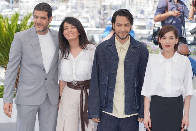 Internationale Filmfestspiele von Cannes, The Blue Caftan Photocall Nabil Ayouch - Maryam Touzani - Ayoub Missioui - Lubna Azabal CELEBRITES : 75Ã me Festival de Cannes - Photocall du film Â« Le Bleu de Caftan Â» - 26 05 2022 NorbertScanella Panoramic 