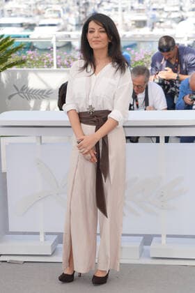 Internationale Filmfestspiele von Cannes, The Blue Caftan Photocall Maryam Touzani CELEBRITES : 75Ã me Festival de Cannes - Photocall du film Â« Le Bleu de Caftan Â» - 26 05 2022 NorbertScanella Panoramic 
