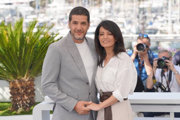 Entertainment Bilder des Tages Internationale Filmfestspiele von Cannes, The Blue Caftan Photocall Maryam Touzani - Nabil Ayouch CELEBRITES : 75Ã me Festival de Cannes - Photocall du film Â« Le Bleu de Caftan Â» - 26 05 2022 NorbertScanella Panoramic 