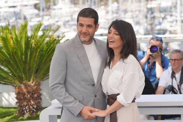 Internationale Filmfestspiele von Cannes, The Blue Caftan Photocall Maryam Touzani - Nabil Ayouch CELEBRITES : 75Ã me Festival de Cannes - Photocall du film Â« Le Bleu de Caftan Â» - 26 05 2022 NorbertScanella Panoramic 