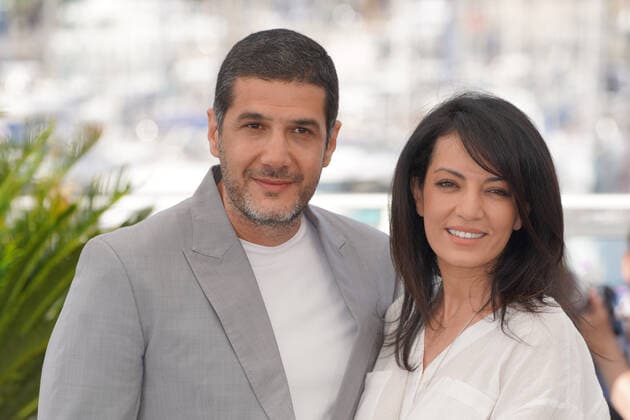 Internationale Filmfestspiele von Cannes, The Blue Caftan Photocall Maryam Touzani - Nabil Ayouch CELEBRITES : 75Ã me Festival de Cannes - Photocall du film Â« Le Bleu de Caftan Â» - 26 05 2022 NorbertScanella Panoramic 
