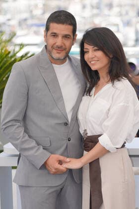 Internationale Filmfestspiele von Cannes, The Blue Caftan Photocall Maryam Touzani - Nabil Ayouch CELEBRITES : 75Ã me Festival de Cannes - Photocall du film Â« Le Bleu de Caftan Â» - 26 05 2022 NorbertScanella Panoramic 