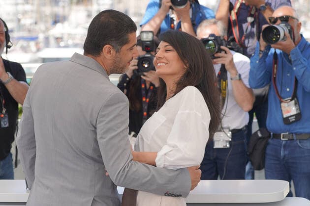 Internationale Filmfestspiele von Cannes, The Blue Caftan Photocall Maryam Touzani - Nabil Ayouch CELEBRITES : 75Ã me Festival de Cannes - Photocall du film Â« Le Bleu de Caftan Â» - 26 05 2022 NorbertScanella Panoramic 