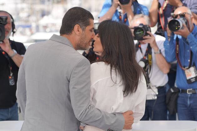 Internationale Filmfestspiele von Cannes, The Blue Caftan Photocall Maryam Touzani - Nabil Ayouch CELEBRITES : 75Ã me Festival de Cannes - Photocall du film Â« Le Bleu de Caftan Â» - 26 05 2022 NorbertScanella Panoramic 