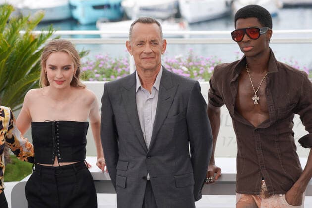 Olivia DeJonge - Tom Hanks - Alton Mason CELEBRITES : 75Ã me Festival de Cannes - Photocall du film Â« Elvis Â» - 26 05 2022 NorbertScanella Panoramic 