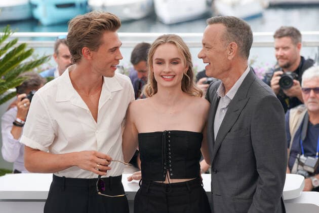 Austin Butler - Olivia DeJonge - Tom Hanks CELEBRITES : 75Ã me Festival de Cannes - Photocall du film Â« Elvis Â» - 26 05 2022 NorbertScanella Panoramic 