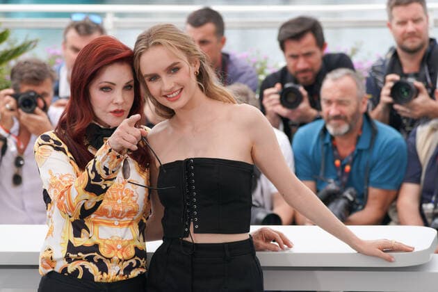 Entertainment Bilder des Tages Priscilla Presley - Olivia DeJonge CELEBRITES : 75Ã me Festival de Cannes - Photocall du film Â« Elvis Â» - 26 05 2022 NorbertScanella Panoramic 