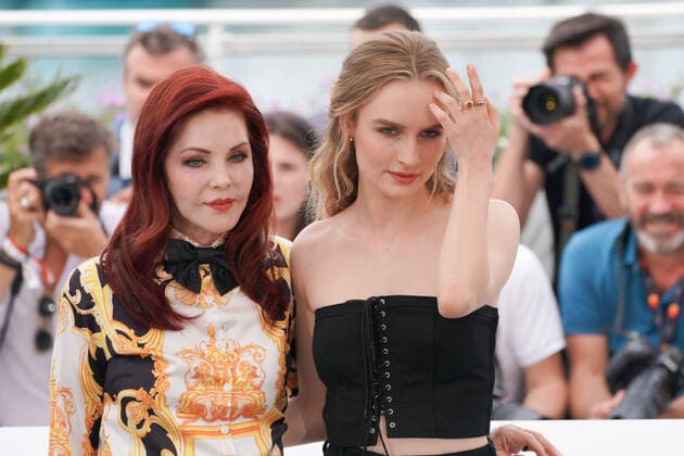 Priscilla Presley - Olivia DeJonge CELEBRITES : 75Ã me Festival de Cannes - Photocall du film Â« Elvis Â» - 26 05 2022 NorbertScanella Panoramic 