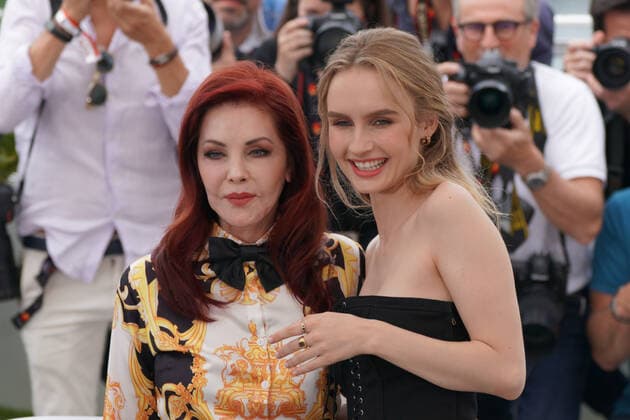Priscilla Presley - Olivia DeJonge CELEBRITES : 75Ã me Festival de Cannes - Photocall du film Â« Elvis Â» - 26 05 2022 NorbertScanella Panoramic 