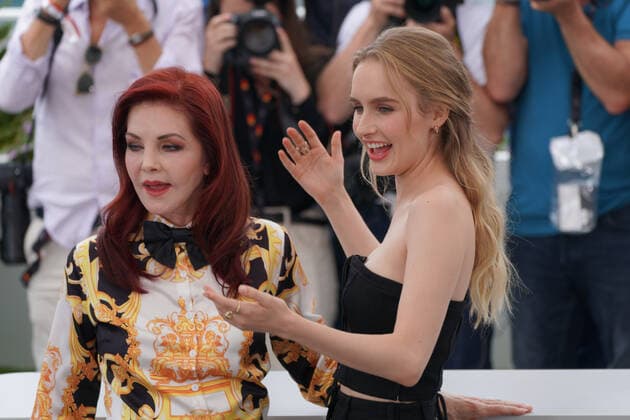 Priscilla Presley - Olivia DeJonge CELEBRITES : 75Ã me Festival de Cannes - Photocall du film Â« Elvis Â» - 26 05 2022 NorbertScanella Panoramic 