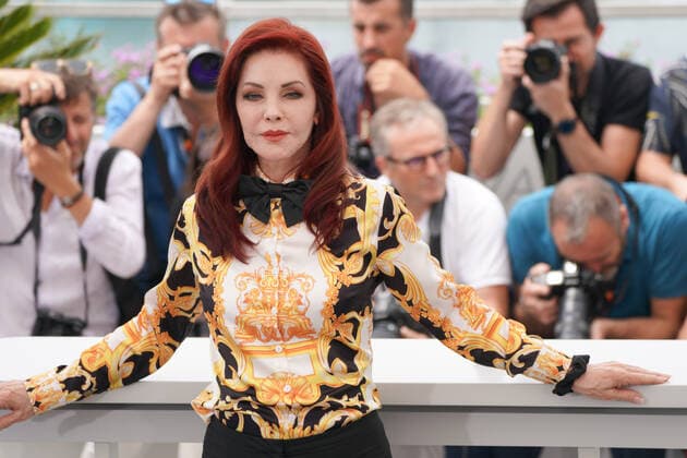 Priscilla Presley CELEBRITES : 75Ã me Festival de Cannes - Photocall du film Â« Elvis Â» - 26 05 2022 NorbertScanella Panoramic 