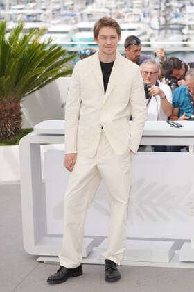 Joe Alwyn CELEBRITES : 75Ã me Festival de Cannes - Photocall du film Â« Stars at Noon Â» - 26 05 2022 NorbertScanella Panoramic 