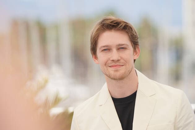 Joe Alwyn CELEBRITES : 75Ã me Festival de Cannes - Photocall du film Â« Stars at Noon Â» - 26 05 2022 NorbertScanella Panoramic 