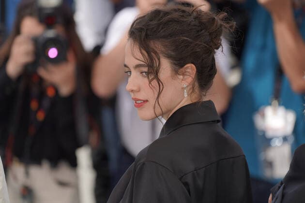 Margaret Qualley CELEBRITES : 75Ã me Festival de Cannes - Photocall du film Â« Stars at Noon Â» - 26 05 2022 NorbertScanella Panoramic 