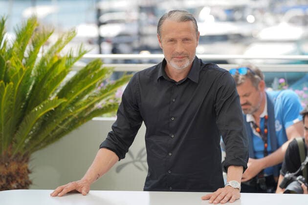 Mads MikkelsenI CELEBRITES : 75Ã me Festival de Cannes - Photocall du film Â« Brett Morgen Â» - 23 05 2022 NorbertScanella Panoramic 
