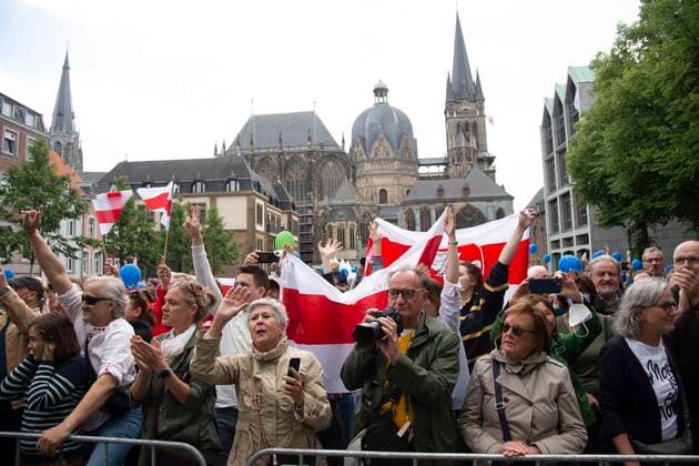 Spectators on the Katschhof, in the background the Aachen Cathedral , International Charlemagne Prize of the city of Aachen, award ceremony in the city hall of the city of Aachen on 26 05 2022