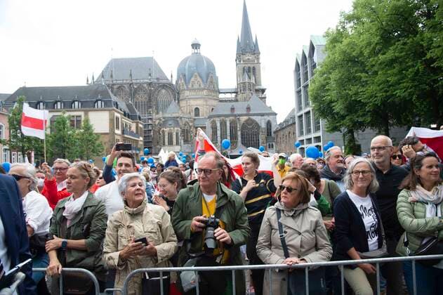 Spectators on the Katschhof, in the background the Aachen Cathedral , International Charlemagne Prize of the city of Aachen, award ceremony in the city hall of the city of Aachen on 26 05 2022