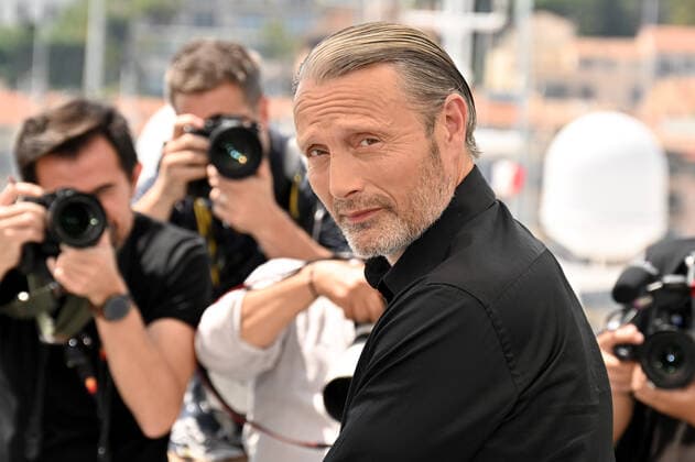 75eme Festival International du Film de Cannes. Photocall avec Mads Mikkelsen. Mads Mikkelsen attends a photocall ahead of the rendez-vous with Mads Mikkelsen event at the 75th annual Cannes film festival at Palais des Festivals on May 26, 2022 in Cannes, France. 280827 2022-05-26 Mikkelsen, Mads  Copyright: xL.Urmanx xStarfacex STAR_280827_038