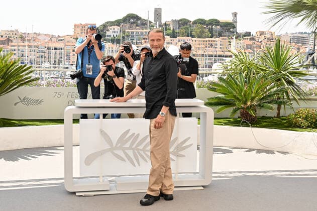 75eme Festival International du Film de Cannes. Photocall avec Mads Mikkelsen. Mads Mikkelsen attends a photocall ahead of the rendez-vous with Mads Mikkelsen event at the 75th annual Cannes film festival at Palais des Festivals on May 26, 2022 in Cannes, France. 280827 2022-05-26 Mikkelsen, Mads  Copyright: xL.Urmanx xStarfacex STAR_280827_042