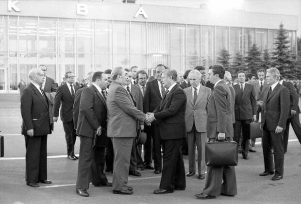 German Federal Chancellor Helmut Schmidt in the USSR 8198278 08.07.1980 Federal Chancellor of the Federal Republic of Germany Helmut Schmidt completed official visit to the Soviet Union. Parting event at Vnukovo airport. Center (handshake): General Secretary of the CPSU Central Committee, Chairman of the Presidium of the USSR Supreme Soviet Leonid Brezhnev (left) and Helmut Schmidt. Right (behind Helmut Schmidt): Chairman of the Council of Ministers of the USSR Alexei Kosygin. Yuryi Abramochkin Moscow Russia  Copyright: xYuryixAbramochkinx