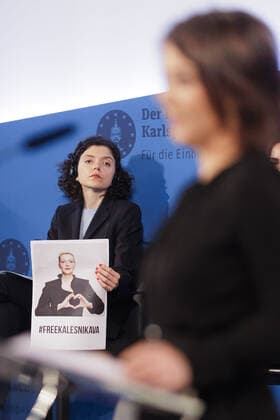 Annalena Baerbock Buendnis 90 Die Gruenen , Federal Minister of Foreign Affairs, at the award ceremony of the Charlemagne Prize in Aachen, 26 05 2022 Maria Kalesnikawa poster , had to be represented by her sister because she is imprisoned in Belarus Aachen Germany Copyright: xUtexGrabowsky photothek.dex