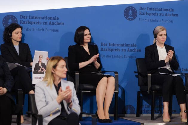 Annalena Baerbock Buendnis 90 Die Gruenen , Federal Minister of Foreign Affairs, at the award ceremony of the Charlemagne Prize in Aachen, 26 05 2022 v r Svetlana Tikhanovskaya, Veronica Tsepkalo, laureate, Maria Kalesnikawa poster , had to be represented by her sister because she is imprisoned in Belarus Aachen Germany Copyright: xUtexGrabowsky photothek.dex