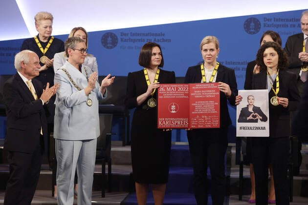 Bilder des Jahres 2022, News 05 Mai News Themen der Woche KW21 News Bilder des Tages Annalena Baerbock (Buendnis 90 Die Gruenen), Bundesaussenministerin, bei der Verleihung des Karlspreises in Aachen, 26.05.2022. Uebergabe des Preises durch Sibylle Keupen OB Aachen, an: Veronica Tsepkalo, Swetlana Tichanowskaja,Maria Kalesnikawa (Plakat), musste sich von ihrer Schwester vertreten lassen, weil sie in Belarus inhaftiert ist. Aachen Deutschland *** Annalena Baerbock Buendnis 90 Die Gruenen , Federal Minister of Foreign Affairs, at the award ceremony of the Charlemagne Prize in Aachen, 26 05 2022 Presentation of the prize by Sibylle Keupen OB Aachen, to Veronica Tsepkalo, Svetlana Tikhanovskaya,Maria Kalesnikawa Poster , had to be represented by her sister, because she is imprisoned in Belarus Aachen Germany Copyright: xUtexGrabowsky photothek.dex