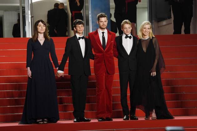 Entertainment Bilder des Tages 75th Cannes Film Festival 2022, red carpet Close Pictured: Emilie Dequenne, Gustav De Waele, Lukas Dhont, Eden Dambrine, LÃ a Drucker  Copyright: xManuelexMangiarottix xipa-agencyx xVeneziax2020x