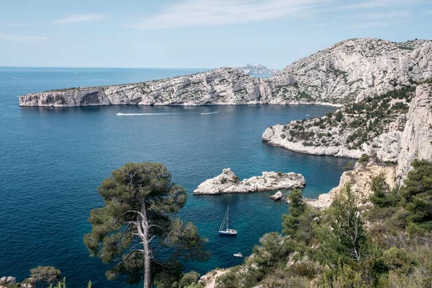 Blick auf eine der namensgebenden Calanque, eine der vielen Buchten im Nationalpark Calanques, nahe der Großstadt Marseille im Süden von Frankreich am Mittelmeer. Nationalpark Calanques *** View of one of the namesake Calanque, one of the many bays in the Calanques National Park, near the big city of Marseille in the south of France on the Mediterranean Sea Calanques National Park