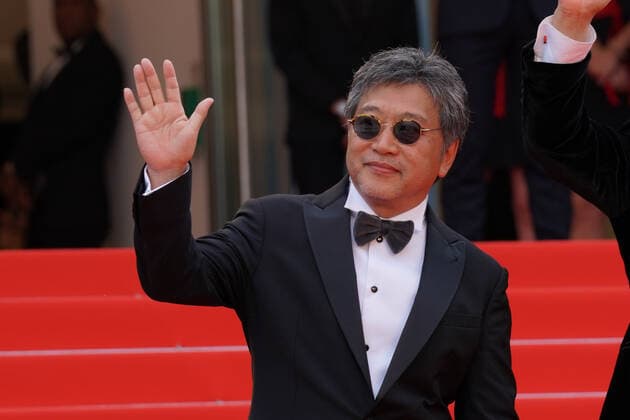 Hirokazu Kore-Eda CELEBRITES : 75Ã me Festival de Cannes - Tapis rouge du film Â« Broker Â» - 26 05 2022 NorbertScanella Panoramic 