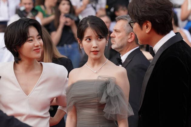 Joo-Young Lee - Ji-Eun Lee - Song Kang-Ho CELEBRITES : 75Ã me Festival de Cannes - Tapis rouge du film Â« Broker Â» - 26 05 2022 NorbertScanella Panoramic 