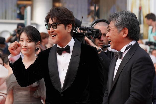 Song Kang-Ho - Hirokazu Kore-Eda CELEBRITES : 75Ã me Festival de Cannes - Tapis rouge du film Â« Broker Â» - 26 05 2022 NorbertScanella Panoramic 