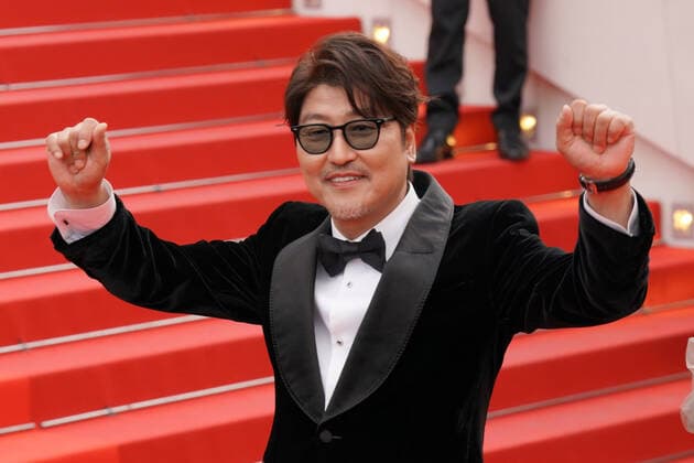 Song Kang-Ho CELEBRITES : 75Ã me Festival de Cannes - Tapis rouge du film Â« Broker Â» - 26 05 2022 NorbertScanella Panoramic 