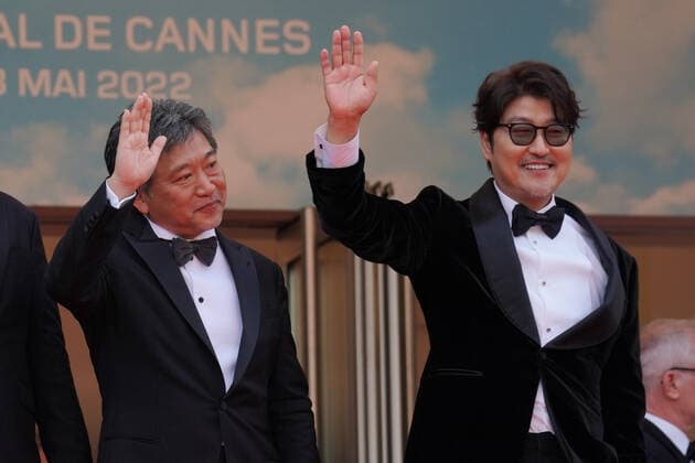 Hirokazu Kore-Eda - Song Kang-Ho CELEBRITES : 75Ã me Festival de Cannes - Tapis rouge du film Â« Broker Â» - 26 05 2022 NorbertScanella Panoramic 