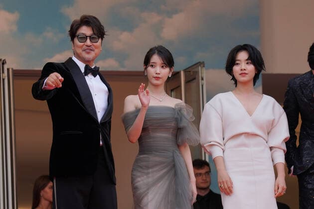 Song Kang-Ho - Ji-Eun Lee - Joo-Young Lee CELEBRITES : 75Ã me Festival de Cannes - Tapis rouge du film Â« Broker Â» - 26 05 2022 NorbertScanella Panoramic 