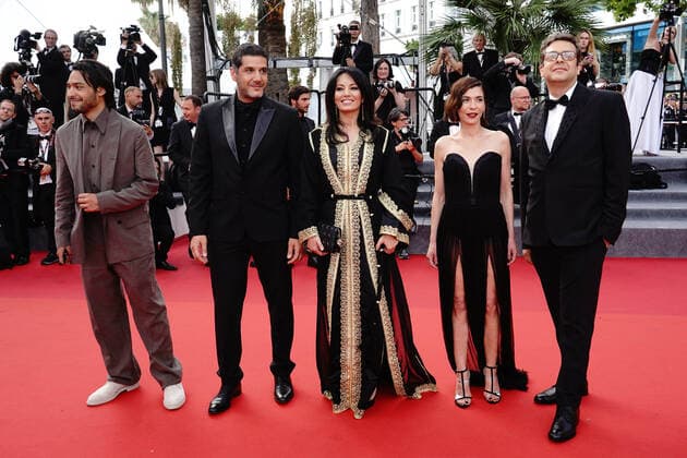 Ayoub Missioui - Nabil Ayouch - Maryam Touzani - Lubna Azaabal CELEBRITES : 75Ã me Festival de Cannes - Tapis rouge du film Â« Broker Â» - 26 05 2022 NorbertScanella Panoramic 