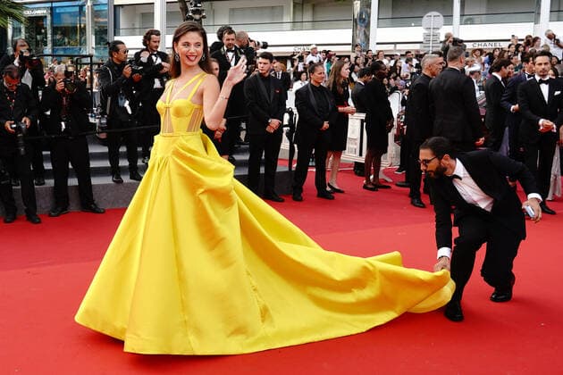 Une invitÃ e CELEBRITES : 75Ã me Festival de Cannes - Tapis rouge du film Â« Broker Â» - 26 05 2022 NorbertScanella Panoramic 