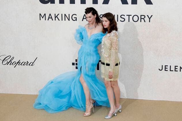 Milla Jovovich and Ever Gabo Anderson at the 28 amfAR Gala Cannes during the Festival de Cannes 2022 75 Cannes International Film Festival at HÃ tel du Cap Eden Roc Antibes, 26 05 2022 Foto:xD.xBedrosianx xFuturexImage