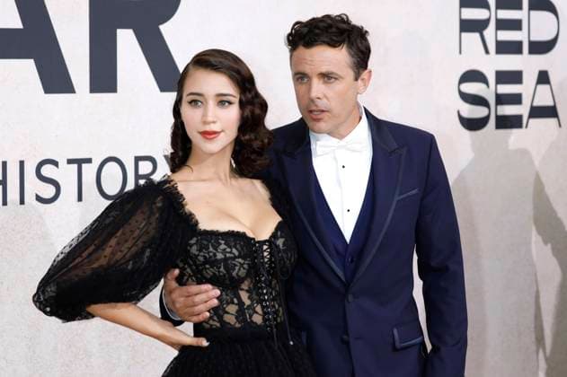 Caylee Cowan and Casey Affleck at the 28 amfAR Gala Cannes as part of the Festival de Cannes 2022 75 Cannes International Film Festival at HÃ tel du Cap Eden Roc Antibes, 26 05 2022 Foto:xD.xBedrosianx xFuturexImage