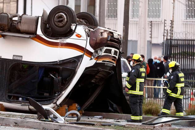 News Themen der Woche KW21 News Bilder des Tages Santiago, 26 mayo 2022. Un bus con pasajeros se vuelca en Av. Pedro Aguirre Cerda, En el lugar fallecieron dos personas y m‡s de 15 lesionados. Dragomir Yankovic Aton Chile, Santiago Chile Aton_610544 *** Santiago, May 26, 2022 A bus with passengers overturns on Av Pedro Aguirre Cerda, Two people died and more than 15 were injured Dragomir Yankovic Aton Chile, Santiago Chile Aton 610544  Copyright: DRAGOMIRxYANKOVIC ATONCHILE