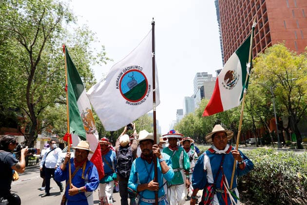 May 26, 2022, Mexico City, Mexico City, Mexico: Members of the Wix¡rika Caravan for Dignity and Conscience led by Oscar Hern¡ndez, president of Bienes Comunales of the Wix¡rika Community take part during a demonstration to demand the return of their communal lands, around 11,000 hectares, taken by businessmen and cattle ranchers, and for which they demand the president of Mexico, AndrŽs Manuel L pez Obrador to keep his word to restitute them. The community members traveled more than 900 kilometers from the state of Jalisco. On May 26, 2022 In Mexico City, Mexico. Mexico City Mexico - ZUMAe321 20220526_zia_e321_044 Copyright: xLuisxBarronx xEyepixxGroupx