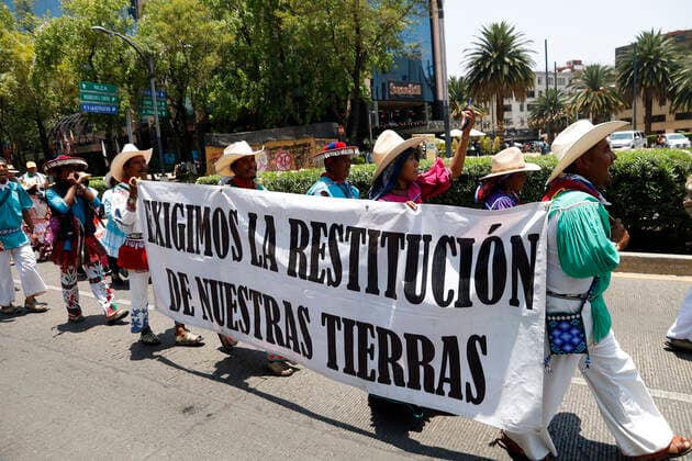May 26, 2022, Mexico City, Mexico City, Mexico: Members of the Wix¡rika Caravan for Dignity and Conscience led by Oscar Hern¡ndez, president of Bienes Comunales of the Wix¡rika Community take part during a demonstration to demand the return of their communal lands, around 11,000 hectares, taken by businessmen and cattle ranchers, and for which they demand the president of Mexico, AndrŽs Manuel L pez Obrador to keep his word to restitute them. The community members traveled more than 900 kilometers from the state of Jalisco. On May 26, 2022 In Mexico City, Mexico. Mexico City Mexico - ZUMAe321 20220526_zia_e321_046 Copyright: xLuisxBarronx xEyepixxGroupx