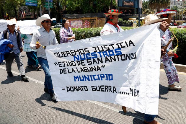 May 26, 2022, Mexico City, Mexico City, Mexico: Members of the Wix¡rika Caravan for Dignity and Conscience led by Oscar Hern¡ndez, president of Bienes Comunales of the Wix¡rika Community take part during a demonstration to demand the return of their communal lands, around 11,000 hectares, taken by businessmen and cattle ranchers, and for which they demand the president of Mexico, AndrŽs Manuel L pez Obrador to keep his word to restitute them. The community members traveled more than 900 kilometers from the state of Jalisco. On May 26, 2022 In Mexico City, Mexico. Mexico City Mexico - ZUMAe321 20220526_zia_e321_048 Copyright: xLuisxBarronx xEyepixxGroupx