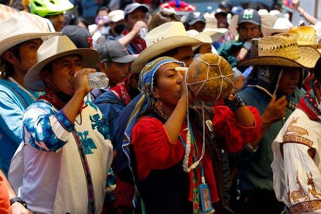 May 26, 2022, Mexico City, Mexico City, Mexico: Members of the Wix¡rika Caravan for Dignity and Conscience led by Oscar Hern¡ndez, president of Bienes Comunales of the Wix¡rika Community take part during a demonstration to demand the return of their communal lands, around 11,000 hectares, taken by businessmen and cattle ranchers, and for which they demand the president of Mexico, AndrŽs Manuel L pez Obrador to keep his word to restitute them. The community members traveled more than 900 kilometers from the state of Jalisco. On May 26, 2022 In Mexico City, Mexico. Mexico City Mexico - ZUMAe321 20220526_zia_e321_051 Copyright: xLuisxBarronx xEyepixxGroupx
