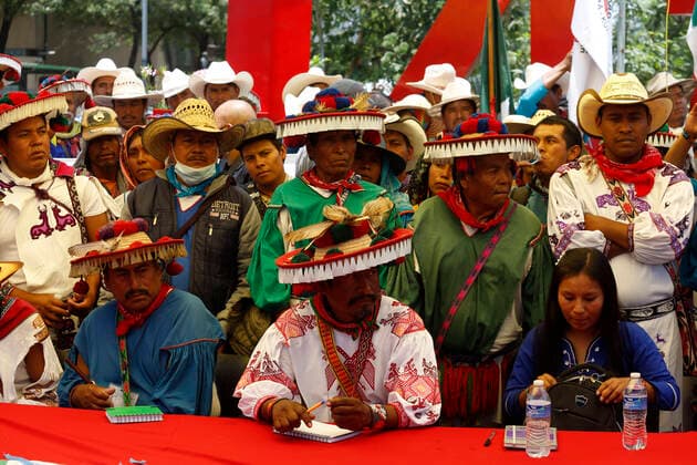 May 26, 2022, Mexico City, Mexico City, Mexico: Members of the Wix¡rika Caravan for Dignity and Conscience led by Oscar Hern¡ndez, president of Bienes Comunales of the Wix¡rika Community take part during a demonstration to demand the return of their communal lands, around 11,000 hectares, taken by businessmen and cattle ranchers, and for which they demand the president of Mexico, AndrŽs Manuel L pez Obrador to keep his word to restitute them. The community members traveled more than 900 kilometers from the state of Jalisco. On May 26, 2022 In Mexico City, Mexico. Mexico City Mexico - ZUMAe321 20220526_zia_e321_052 Copyright: xLuisxBarronx xEyepixxGroupx